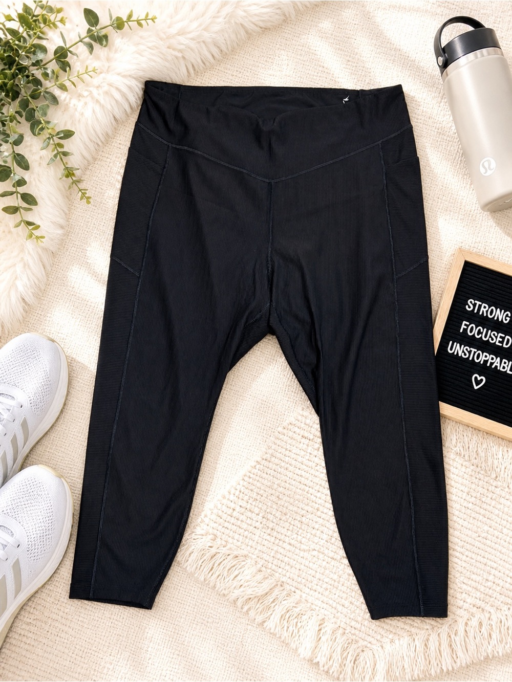 Old Navy Black High-Rise Ribbed Capri Leggings